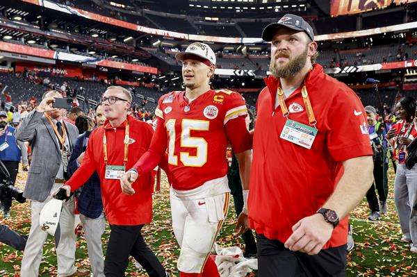 El mariscal de campo de los Kansas City Chiefs, Patrick Mahomes (c), camina tras vencer a los San Francisco 49ers en el Super Bowl en el Allegiant Stadium, en Las Vegas, Nevada (EE.UU.), este 11 de febrero de 2024. EFE/EPA/John G. Mabanglo