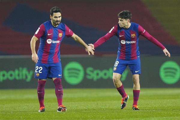 El centrocampista alemán del FC Barcelona Ilkay Gündogan (i) celebra con su compañero Pedri tras marcar un gol en una imagen de archivo. EFE/ Enric Fontcuberta