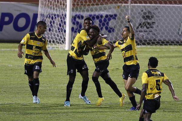 Los jugadores del Real España celebran un gol anotado ante Marathon, durante un partido disputado en el estadio Olímpico Metropolitano, en San Pedro Sula (Honduras). EFE/Jose Valle