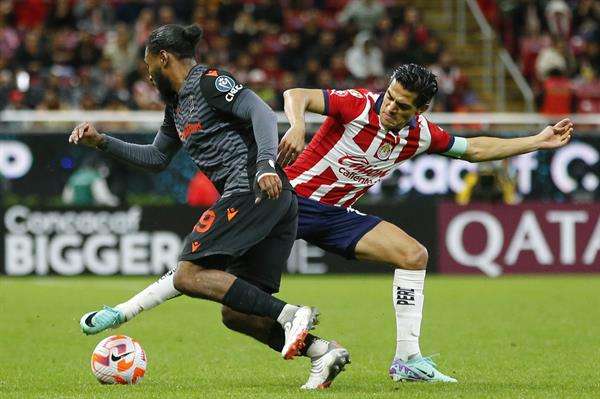 Jesús Sánchez (d) de Guadalajara disputa un balón con Beni Badibanga (i) de Forge Fc hoy hoy, durante un partido entre Guadalajara y Forge Fc de la Copa de Campeones de Concacaf disputado, en el Estadio Akron en la ciudad de Guadalajara, Jalisco (México). EFE/ Francisco Guasco
