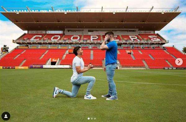 AMDEP7979. ADELAIDA (AUSTRALIA), 14/03/2024.- Fotografía cedida por el futbolista australiano Josh Cavallo de su cuenta de Instagram donde aparece Cavallo (i) pidiendo matrimonio a su novio sobre el césped del estadio Adelaida United en Adelaida (Australia). Con la rodilla izquierda en el suelo, Josh Cavallo, quien declaró su homosexualidad con un emotivo video en 2021, le pidió matrimonio a su novio. "Próximamente marido y marido", comenta Cavallo en una serie de fotografías publicadas la noche del miércoles en la red social Instagram donde se muestra la entrega del anillo de compromiso y una foto del futuro matrimonio agarrados de la mano. EFE/ Josh Cavallo /SOLO USO EDITORIAL/ SOLO DISPONIBLE PARA ILUSTRAR LA NOTICIA QUE ACOMPAÑA (CRÉDITO OBLIGATORIO) MEJOR CALIDAD DISPONIBLE