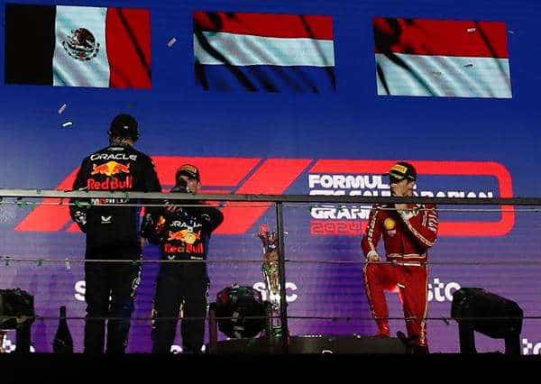 El piloto de Red Bull Racing, el mexicano Sergio Perez, junto al ganador del GP el neerlandés Max Verstappeny el tercero en la carrera, el piloto de Ferrari Charles Leclerc, monegasco, celebran el podio en Yeda. EFE/EPA/ALI HAIDER