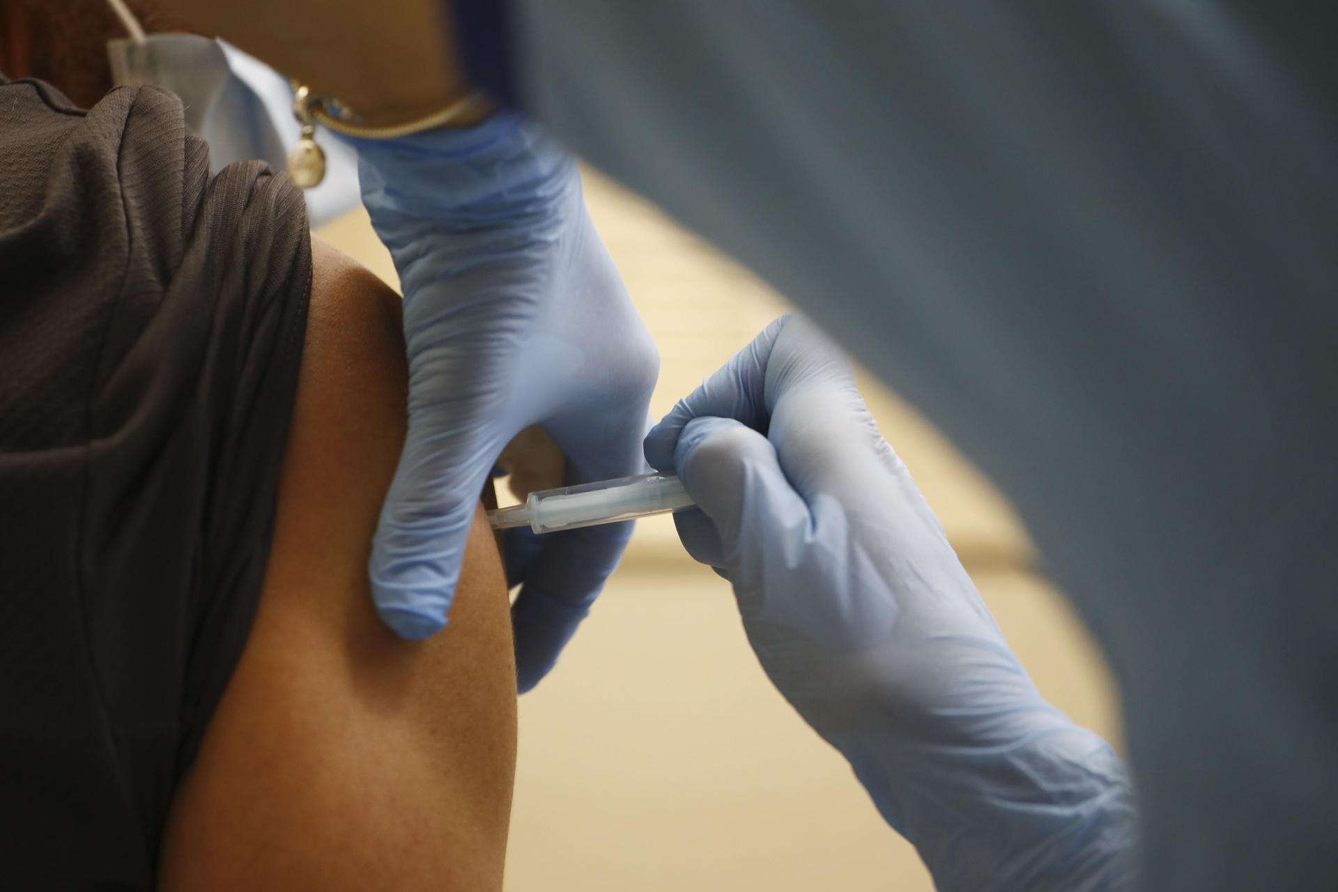 Un estudio destaca la conveniencia de vacunar conjuntamente contra el Covid-19 y la gripe