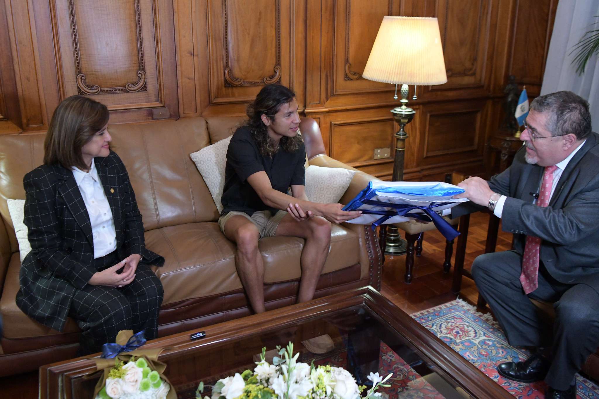 Luis Grijalva con el presidente Bernardo Arévalo y Karin Herrera