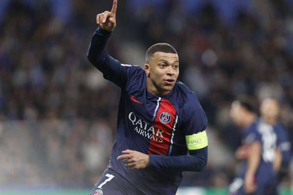 El delantero del PSG Kylian Mbappé celebra su segundo gol ante la Real Sociedad, durante el encuentro de vuelta de octavos de final de Liga de Campeones. EFE/Juan Herrero