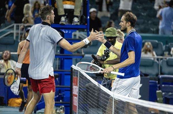 El ruso Daniil Medvedev (d) saluda al chileno Nicolás Jarry luego de derrotarlo en los cuartos de final del Abierto de Miami, este miércoles 27 de marzo de 2024. EFE/Cristóbal Herrera