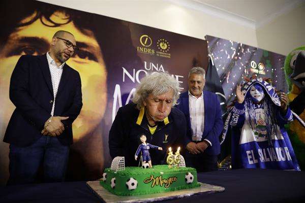 El exfutbolista salvadoreño Jorge "Mágico" González (c) fue registrado este miércoles, 13 de marzo, al soplar las velas de un pastel con motivo de su cumpleaños 66, en Antiguo Cuscatlán (El Salvador). EFE/Rodrigo Sura