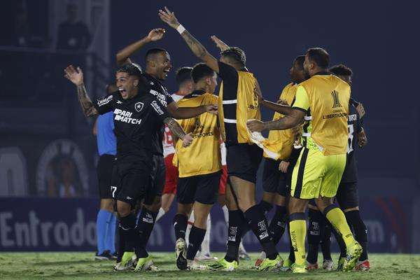 Jugadores de Botafogo celebran al final de un partido de la Copa Libertadores entre RB Bragantino y Botafogo este miércoles. EFE/ Sebastiao Moreira