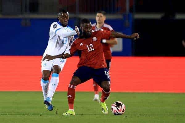 Joel Campbell (d) de Costa Rica disputa el balón con Darixon Vuelto de Honduras este sábado, en un partido de la Liga de Naciones de la Concacaf en el estadio Toyota de Frisco, Texas (EE.UU.). EFE/ Carlos Ramírez