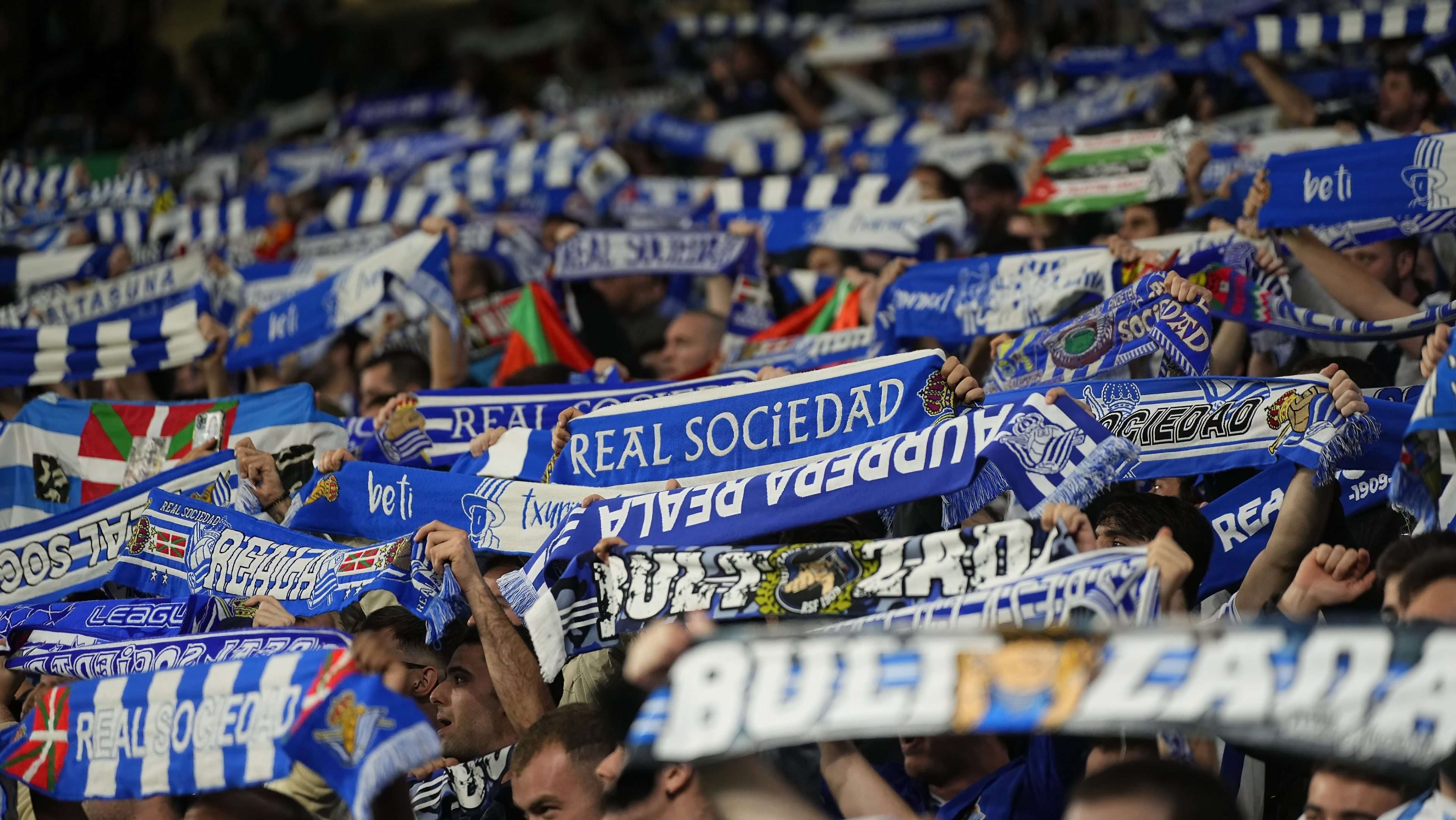 La Real Sociedad buscará este martes la gesta de superar los dos goles en contra y clasificarse para cuartos de final de la Liga de Campeones frente a un París Saint-Germain sacudido por el anuncio de salida de su gran estrella, el delantero Kylian Mbappé.