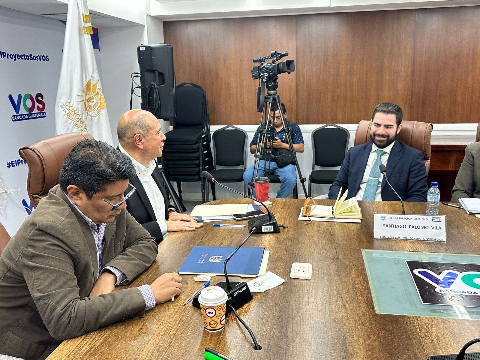 ¿Por qué la bancada VOS se reunió con a las autoridades de la Comisión Contra la Corrupción?