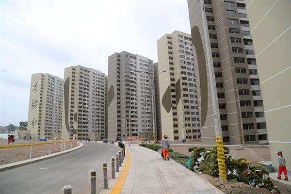 Fotografía de archivo en la que se registró una vista general de los edificios que conformaron la villa de los Juegos Panamericanos de Lima 2019, en el distrito de Villa El Salvador, en Lima (Perú). EFE/Ernesto Arias
