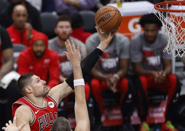 Fotografía de archivo en la que se registró al montenegrino Nikola Vucevic (c), pívot de los Bulls de Chicago, quien aportó un doble doble de 22 puntos y doce rebotes en el triunfo de su equipo 125-99 sobre los Pacers de Indiana en la NBA. EFE/Caroline Brehman