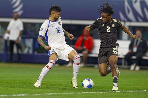 El defensor de Panamá Andrés Andrade (i) en acción contra el defensor de Jamaica Dexter Lembikisa durante el partido de fútbol por el tercer lugar de la Liga de Naciones de la Concacaf entre Jamaica y Panamá, en Arlington, Texas, EE.UU., el 24 de marzo de 2024. EFE/Adam Davis