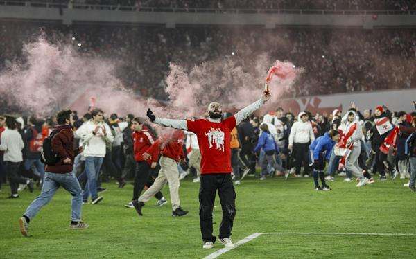 Aficionados de de Georgia celebran la victoria ante Grecia que les da el pase a la Eurcopa 2024 de Alemania. EFE/EPA/DAVID MDZINARISHVILI