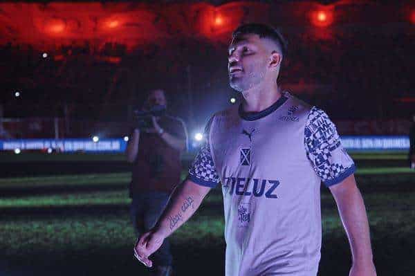 El exfutbolista Sergio "Kún" Agüero participa durante la celebración este sábado de 'La Noche del Rey', un festejo que reúne a gloriosos exfutbolistas del Atlético Independiente de Argentina, dentro del 120° aniversario de su fundación, en el Estadio Libertadores de América - Ricardo Enrique Bochini en la ciudad de Avellaneda, provincia de Buenos Aires (Argentina). EFE/ Luciano González