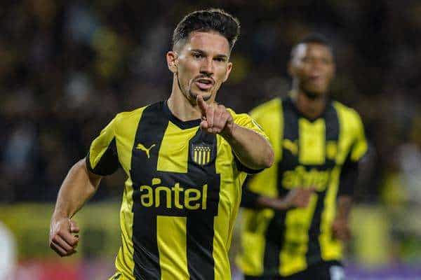Maximiliano Silvera, de Peñarol, fue registrado este miércoles, 10 de abril, al celebrar el tercer gol que le anotó al Caracas, durante un partido del grupo G de la Copa Libertadores, en el estadio Campeón del Siglo de Montevideo (Uruguay). EFE/Gastón Britos