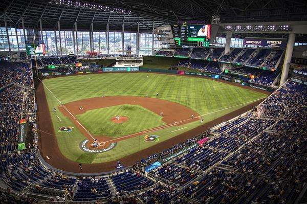 Fotografía de archivo del estadio LoanDepot Park. Este viernes los Marlins, que juegan en ese estadio, y la Liga de Béisbol dominicana firmaron un acuerdo para celebrar partidos en Miami. EFE/EPA/CRISTÓBAL HERRERA-ULASHKEVICH