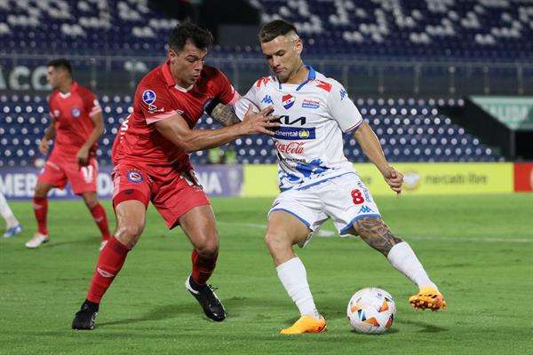 Fotografía cedida por Club Nacional de Paraguay Facundo Velazco (d) de Nacional disputando el balón con Fernando Meza de Argentinos Jrs en un partido de la fase de grupos de la Copa Sudamericana. EFE/ Club Nacional