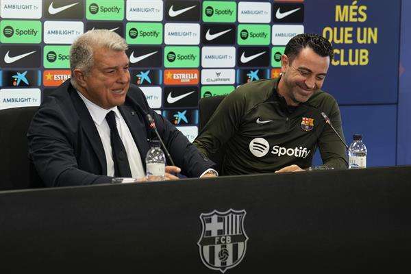 El presidente del FC Barcelona, Joan Laporta, emocionado, junto al técnico Xavi Hernández (d), durante la comparecencia conjunta que han ofrecido en la Ciudad Deportiva Joan Gamper para oficializar la continuidad del entrenador hasta junio de 2025. EFE/Alejandro García