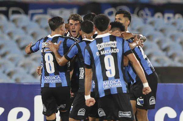 Jugadores del uruguayo Liverpool fueron registrados este jueves, 4 de abril, al celebrar un gol que Luciano Rodríguez le anotó a Independiente del Valle de Ecuador, durante un partido del grupo F de la Copa Libertadores, en el estadio Centenario, en Montevideo (Uruguay). EFE/Sofía Torres