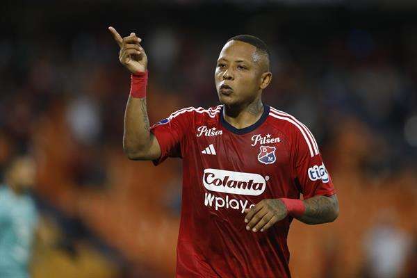 Jhon Vásquez de Medellín celebra su segundo gol este miércoles, ante César Vallejo en un partido de la Copa Sudamericana en el estadio Atanasio Girardot en Medellín (Colombia). EFE/ Luis Eduardo Noriega Arboleda
