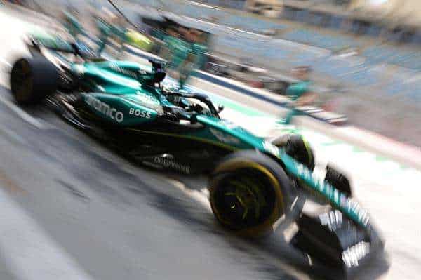 Fotografía de archivo en la que se registró un monoplaza conducido por el piloto canadiense del equipo Aston Martin, Lance Stroll, quien este viernes hizo la vuelta más rápida 1:36:302) del único entrenamiento libre previo al Gran Premio de China de Fórmula 1, en el circuito de Shanghái. EFE/Ali Haider