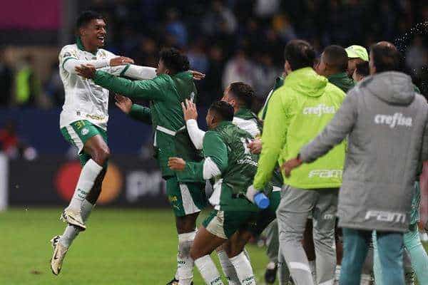 Luis Guilherme (i), el héroe del Palmeiras que le dio el triunfo al Verdao por 2-3 ante Independiente del Valle en partido de la Copa Libertadores en el estadio Monumental en Quito (Ecuador). EFE/ José Jácome