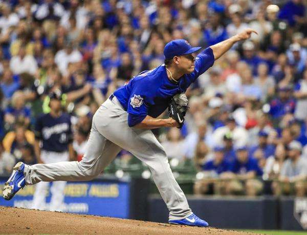 Fotografía de archivo en la que se registró al colombiano José Quintana, al actuar para los Cachorros de Chicago y actual abridor zurdo de los Mets de Nueva York, quien trabajó 5,1 entradas en las que le anotaron tres carreras y ponchó a cuatro bateadores para acreditarse su primer triunfo de la temporada en la aplastante victoria a domicilio de su equipo 4-16 sobre los Bravos de Atlanta. EFE/Tannen Maury