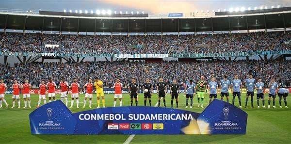 Las alineaciones titulares de los jugadores de Belgrano de Argentina (d) y de Internacional de Brasil fueron registrados este martes, 2 de abril, antes del primer partido del Grupo C de la Copa Sudamericana, en el estadio Mario Alberto Kempes, en Córdoba (Argentina). EFE/Ariel Carreras