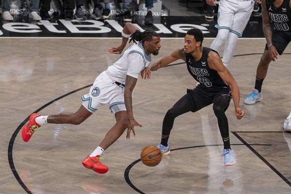 Fotografía de archivo de este 25 de enero de 2024 de Naz Reid (i) de los Minnesota Timberwolves. EFE/ Ángel Colmenares