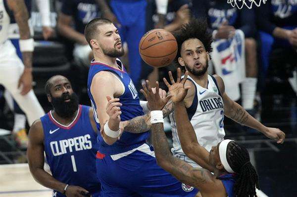 De izquierda a derecha James Harden e Ivica Zubac de Los Angeles Clippers y Dereck Lively II de los Dallas Mavericks disputan un balón en un juego de la NBA. EFE/EPA/ERIC THAYE
