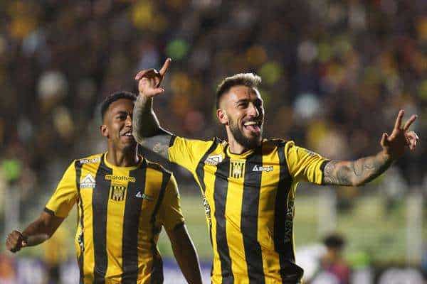 Luciano Ursino (d) de The Strongest celebra un gol en un partido de la fase de grupos de la Copa Libertadores. EFE/ Esteban Biba