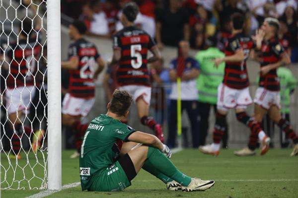 Desolación del guardameta de Palestino César Rigamonti ante un gol que sentencia la ventaja de Flamengo en el partido de la segunda jornada de la fase de grupos de la Copa Libertadores jugado este miércoles en el estadio Maracanã de Rio de Janeiro. EFE/ Antonio Lacerda