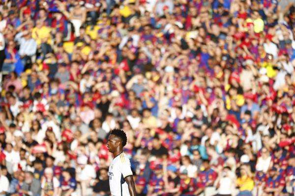 El delantero brasileño del Real Madrid Vinícius Júnior durante el partido de LaLiga que le enfrentó al FC Barcelona en el Estadio Olímpico Lluís Companys. EFE/ Quique Garcia