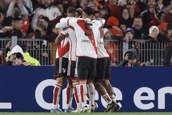 Jugadores de River Plate celebran este jueves el gol de Facundo Colidio que garantizó el triunfo de la formación argentina por 2-0 sobre el club uruguayo Nacional en un partido de la segunda jornada de la fase de grupos de la Coa Libertadores jugado en el estadio Más Monumental en Buenos Aires. EFE/ Juan Ignacio Roncoroni
