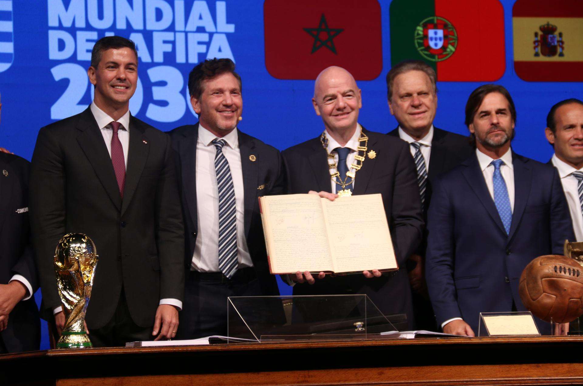 Mundial 2030: FIFA y la Conmebol firman acta de esta Copa del Mundo