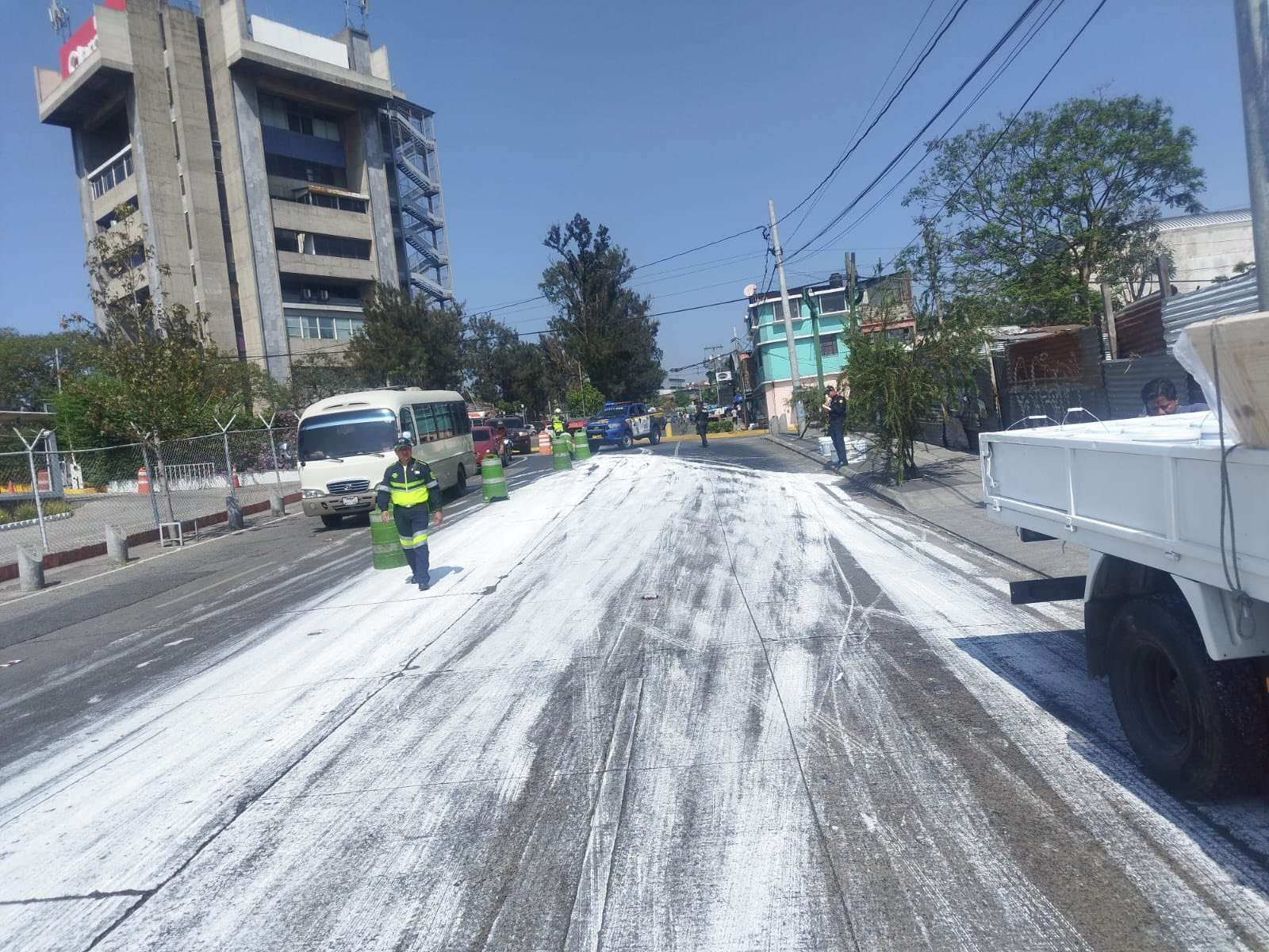 Esto es lo que se sabe sobre la pintura derramada en el pavimento en la Avenida La Castellana