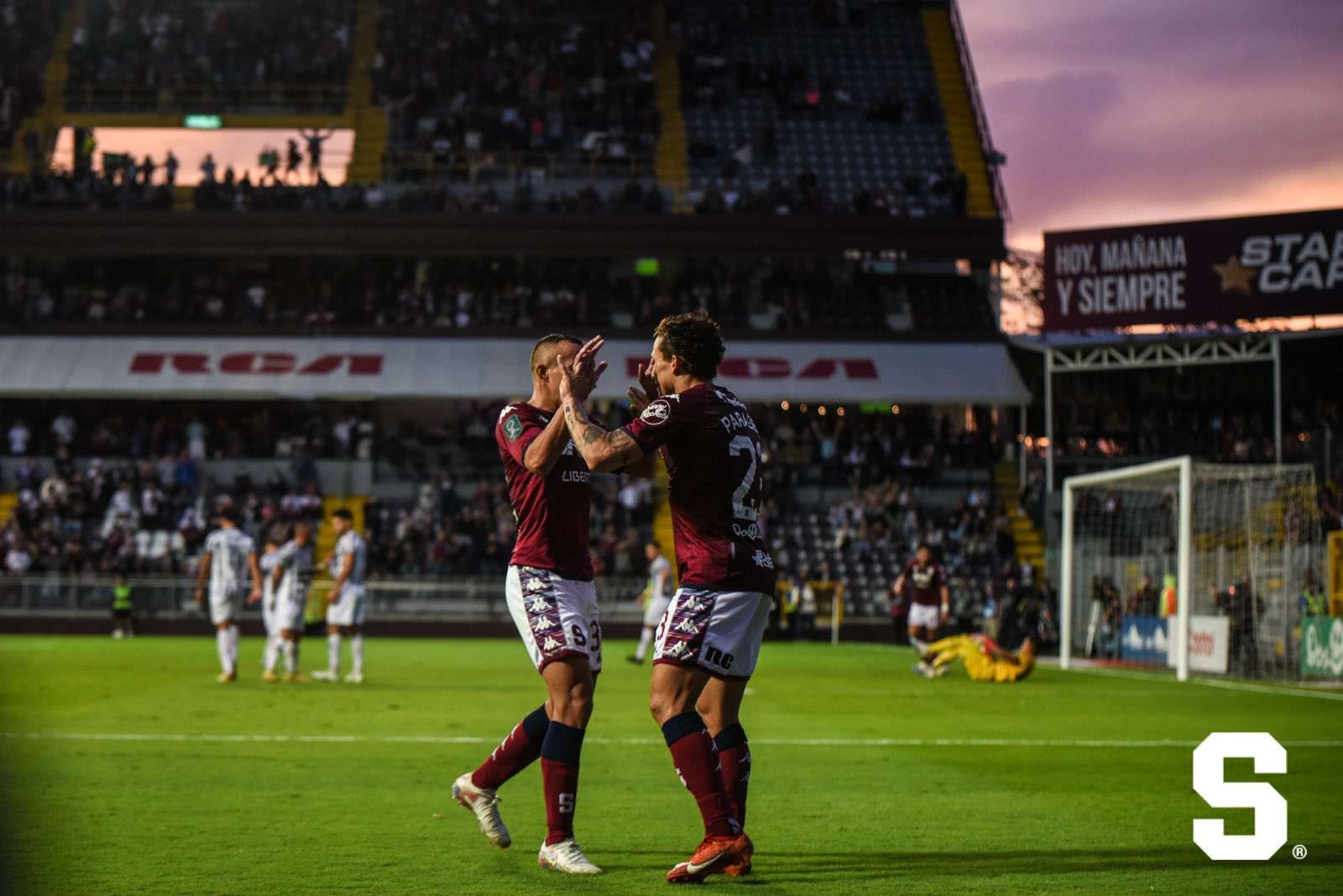 El centrocampista cubano Luis Paradela apoyó a Saprissa a mantener su racha de cinco partidos consecutivos con victoria, lo que acerca a líder del torneo Clausura costarricense.