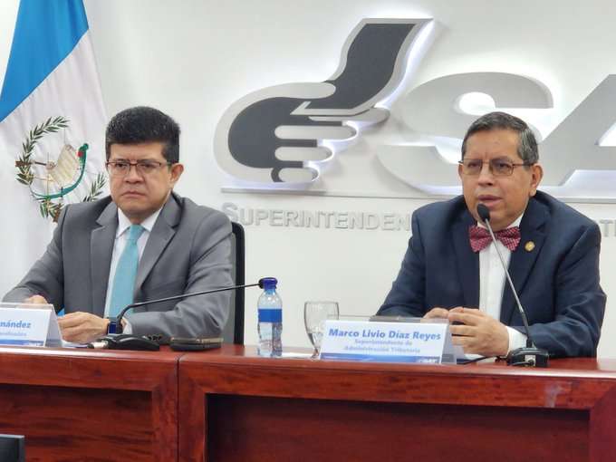 El Superintendente Marco Livio Díaz y Oscar Hernández, Intendente de Fiscalización