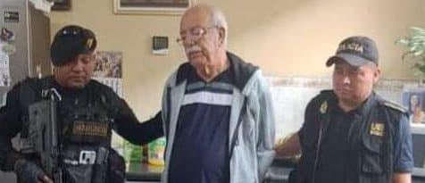 Anciano pornografía infantil