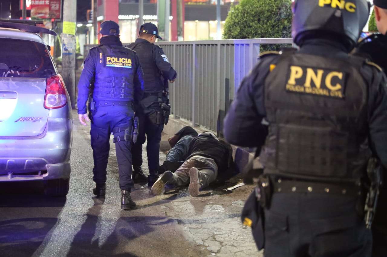 ¡Utilizaban pistola de juguete! PNC captura a dos supuestos asaltantes en Quetzaltenango