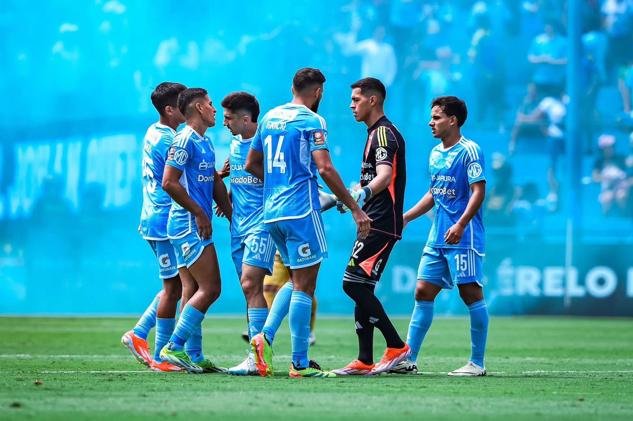 Sporting Cristal venció por 2-0 al Cusco y mantuvo el liderato en el torneo Apertura del fútbol peruano, seguido a un punto por Universitario que también ganó de visita a Unión Comercio con doblete del argentino Martín Pérez Guedes, disputada la jornada 12 este domingo.