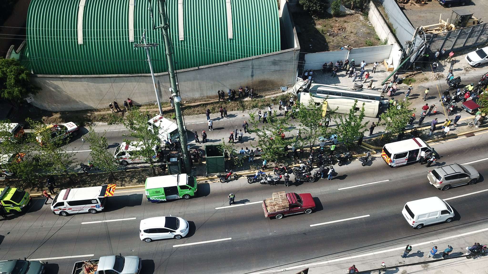 Dos muertos y varios heridos luego de que bus volcara en km 19.5 ruta Interamericana