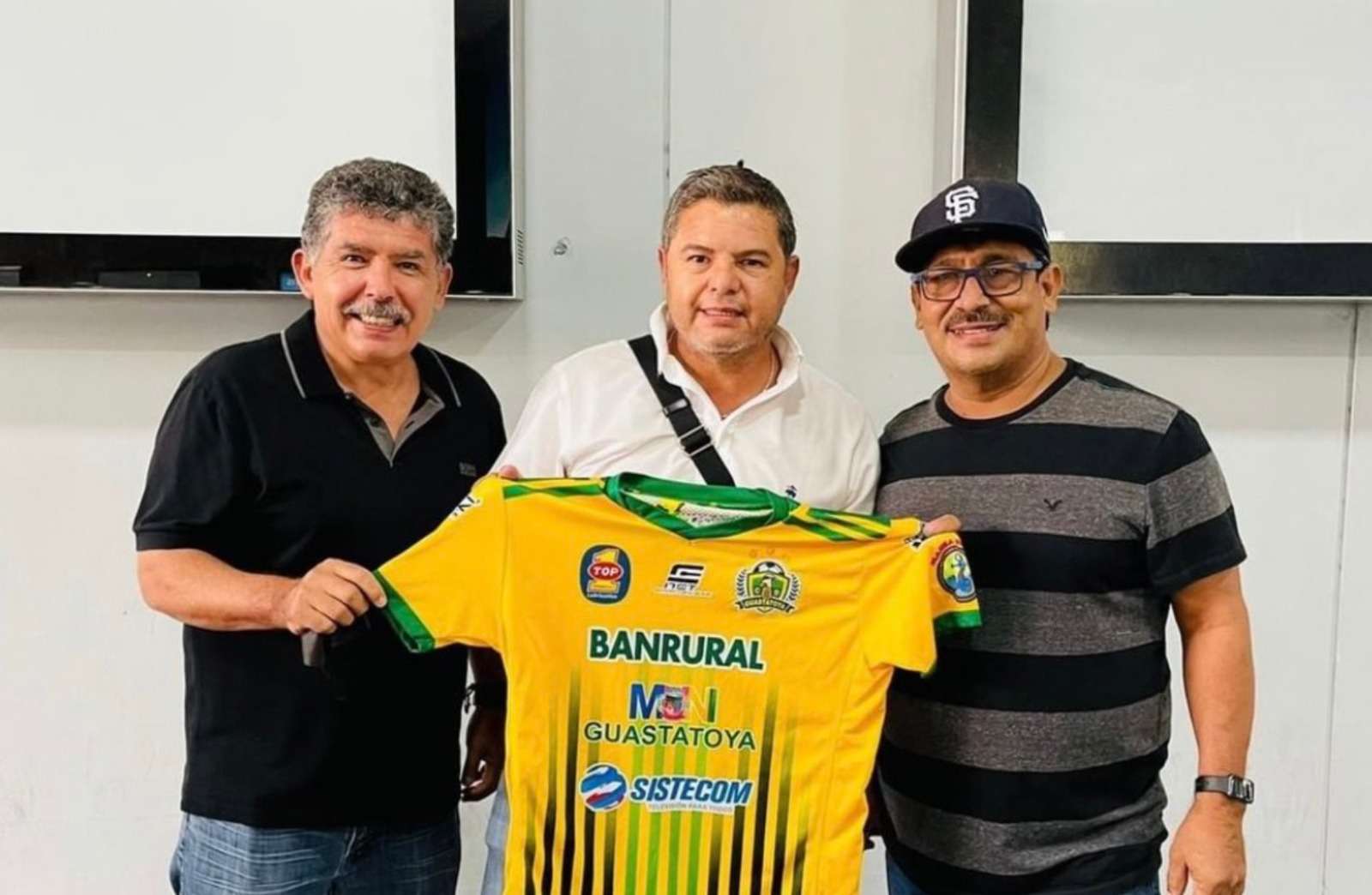 Daniel Guzmán exentrenador mexicano de Guastatoya, habló de "dirigir en Guatemala es como una pelea callejera".