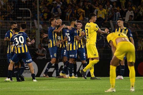Jugadores de Rosario Central de Argentina fueron registrados este jueves, 4 de abril, al celebrar su victoria 1-0 sobre Peñarol de Uruguay, al final de un partido del grupo G de la Copa Libertadores, en el estadio Gigante de Arroyito, en Rosario (Argentina). EFE/Franco Trovatto