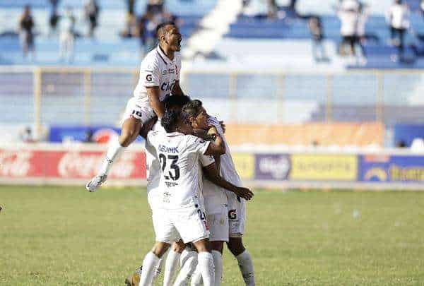 Fotografía de archivo en la que se registró una de las celebraciones de jugadores del club salvadoreño de fútbol Alianza, en San Salvador (El Salvador). EFE/Miguel Lemus