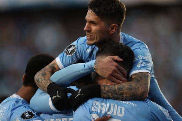 Jugadores del Bolívar de Bolivia fueron registrados este jueves, 11 de abril al celebrar un gol que José Sagredo le anotó a Millonarios de Colombia, durante un partido del grupo E de la Copa Libertadores, en el estadio Hernando Siles de La Paz (Bolivia). EFE/Luis Gandarillas
