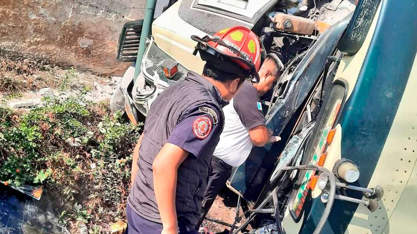 Dos muertos y varios heridos luego de que bus volcara en km 19.5 ruta Interamericana
