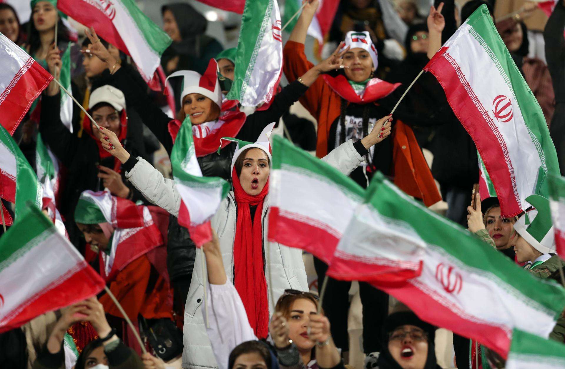 Irán prohíbe la entrada de mujeres al estadio de futbol en Tabriz